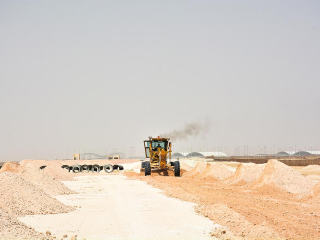 مشروع إعادة سفلتة وإستبدال إنارة الطریق الدولي بمنفذ سلوى (1)