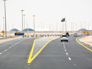 مشروع إعادة سفلتة وإستبدال إنارة الطریق الدولي بمنفذ سلوى (23)