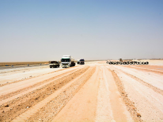 مشروع إعادة سفلتة وإستبدال إنارة الطریق الدولي بمنفذ سلوى (5)