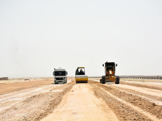 مشروع إعادة سفلتة وإستبدال إنارة الطریق الدولي بمنفذ سلوى (6)