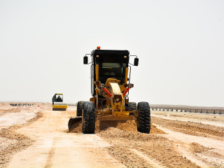 مشروع إعادة سفلتة وإستبدال إنارة الطریق الدولي بمنفذ سلوى (8)